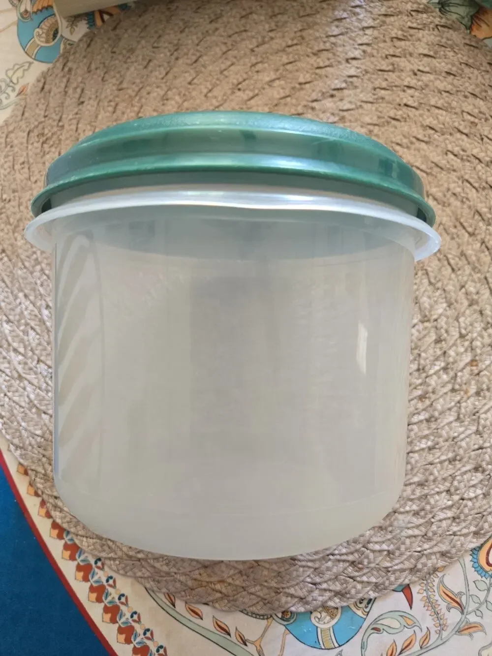 Rubbermaid 6 Cup Round #8 Food Storage Container Bowl W/Green Lid